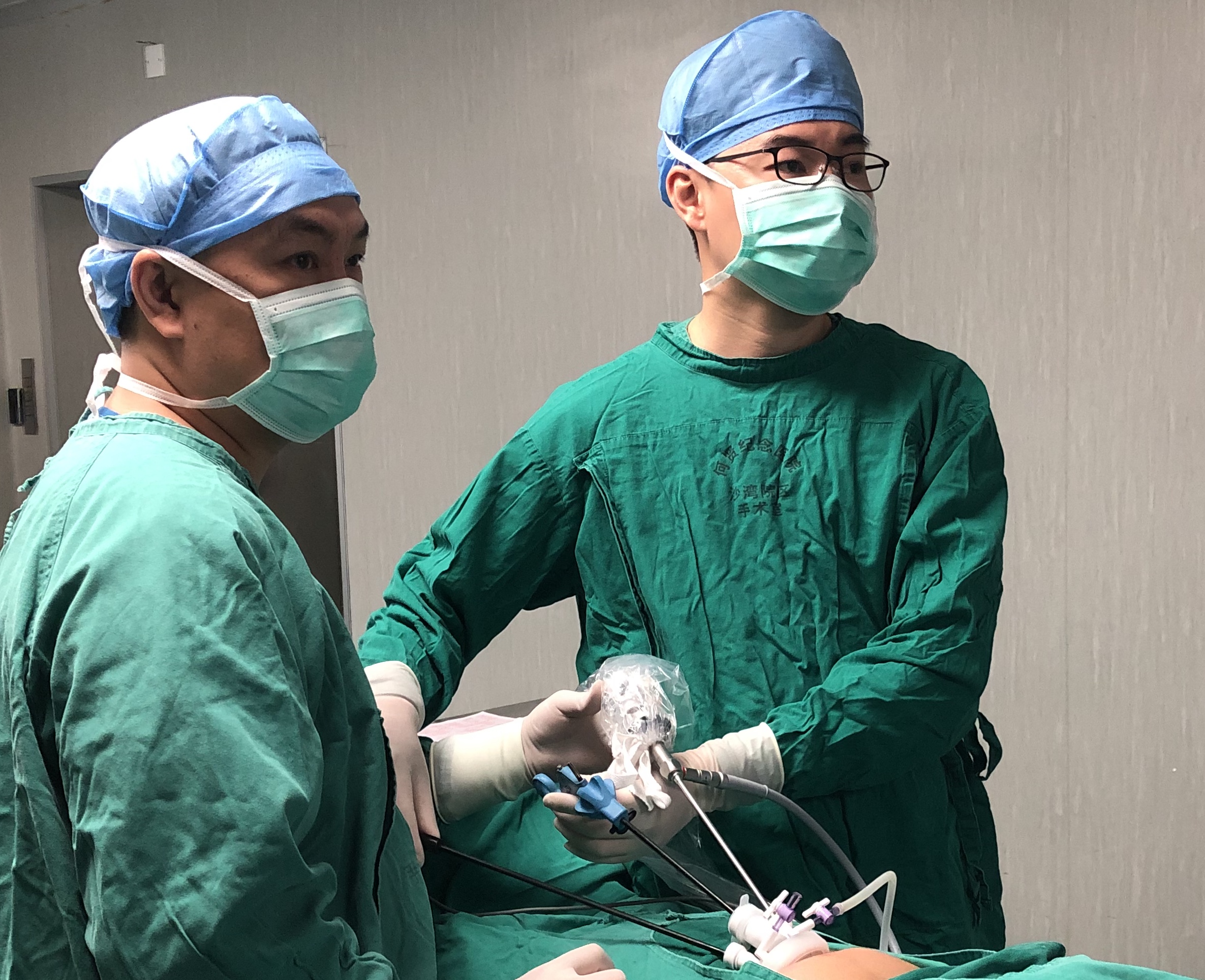 疝外科完成广州首例单孔腹腔镜疝气无张力修补手术
